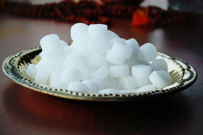 कपूर और गुलाब जल का स्किन टोनर